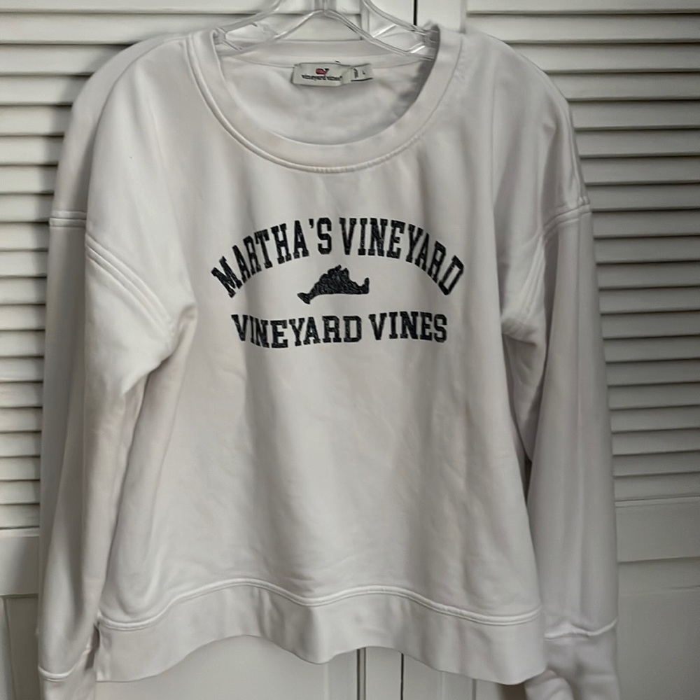 Vineyard Vines white sweatshirt Martha’s Vineyard navy blue print size L